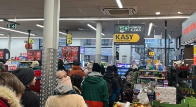 Ogromne kolejki do kas w Biedronce. Klienci polują na darmowe produkty