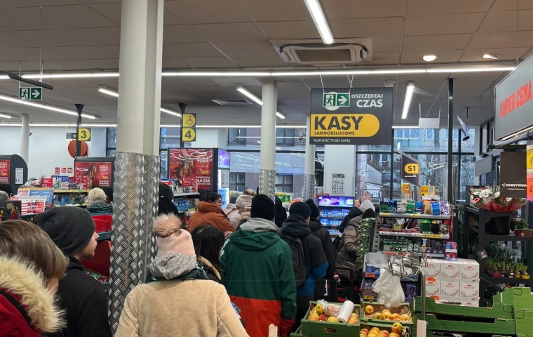 Sylwester 2025. Sklepy zamkną się wcześniej niż myślisz. Sprawdź godziny otwarcia Biedronki, Lidla, Dino i innych