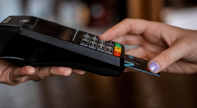 Nie tylko gotówka odchodzi do lamusa. Zbliża się koniec kart płatniczych