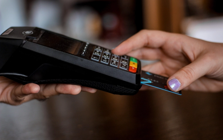 Nie tylko gotówka odchodzi do lamusa. Zbliża się koniec kart płatniczych