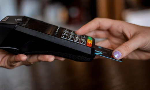 Nie tylko gotówka odchodzi do lamusa. Zbliża się koniec kart płatniczych