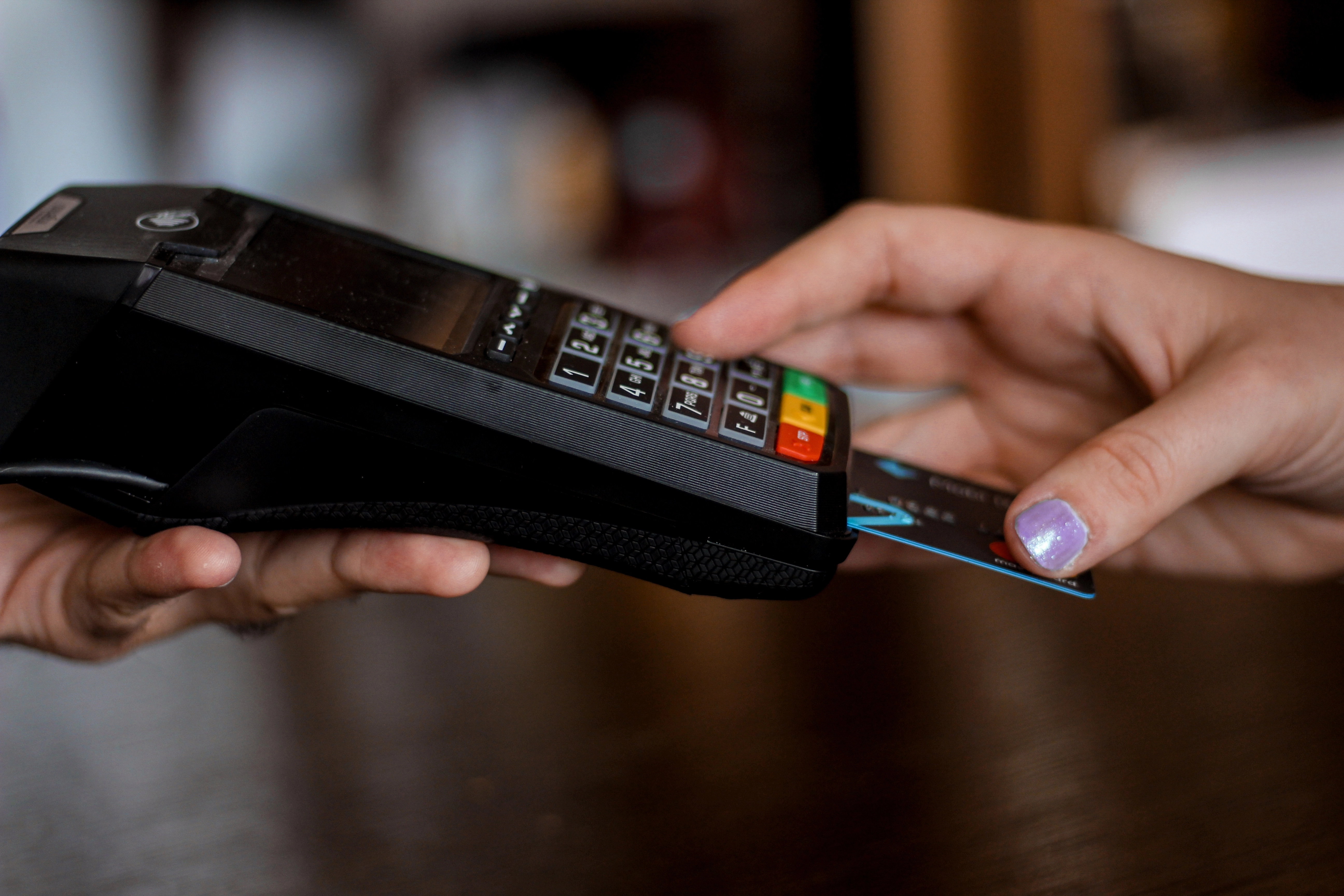 Nie tylko gotówka odchodzi do lamusa. Zbliża się koniec kart płatniczych