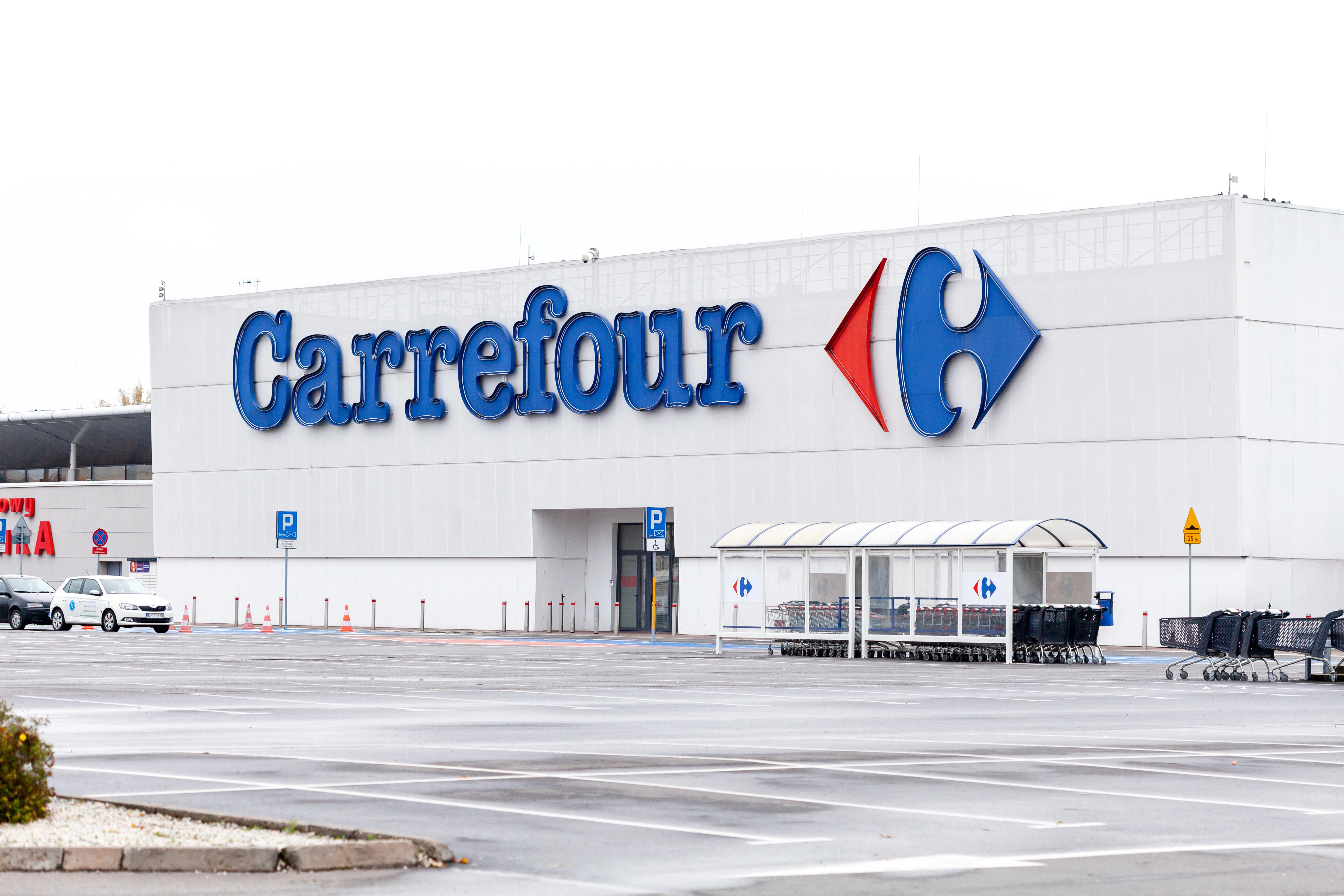 Carrefour zwalnia setki osób. Zamykają sklepy w całej Polsce