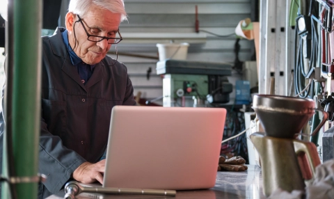 Seniorzy pracują z konieczności. Pokolenie 50+ pod presją biedy