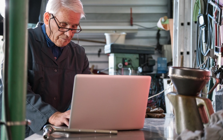 Seniorzy pracują z konieczności. Pokolenie 50+ pod presją biedy