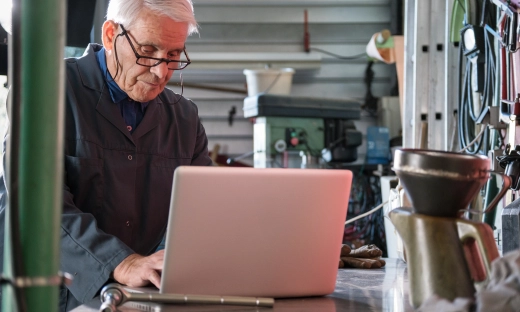 Seniorzy pracują z konieczności. Pokolenie 50+ pod presją biedy