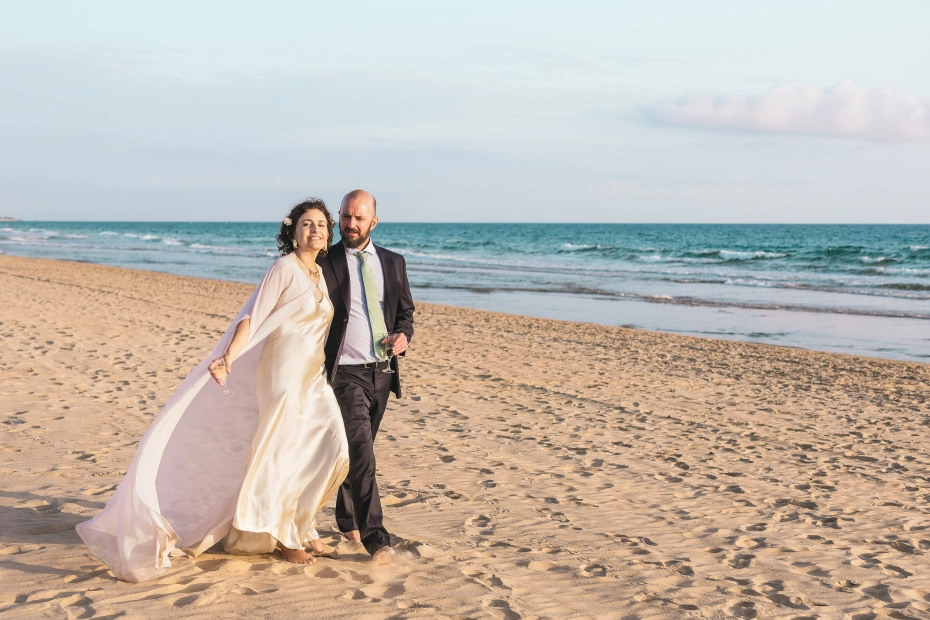 para młoda na plaży