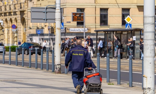 Poczta Polska chce wypchnąć pracowników na B2B. Związkowcy reagują
