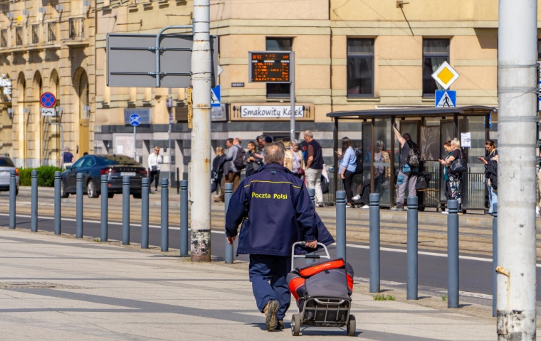 Poczta Polska chce wypchnąć pracowników na B2B. Związkowcy reagują