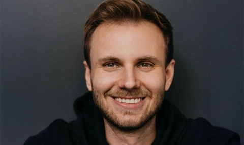 Wśród inwestorów musisz wytworzyć FOMO. Wywiad z Sebastianem Karasiem