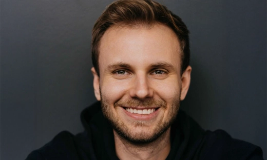 Wśród inwestorów musisz wytworzyć FOMO. Wywiad z Sebastianem Karasiem