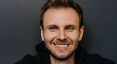 Wśród inwestorów musisz wytworzyć FOMO. Wywiad z Sebastianem Karasiem