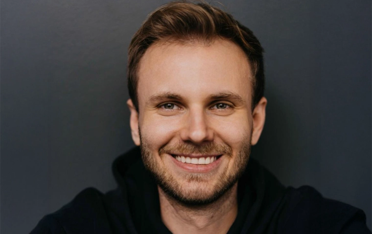 Wśród inwestorów musisz wytworzyć FOMO. Wywiad z Sebastianem Karasiem