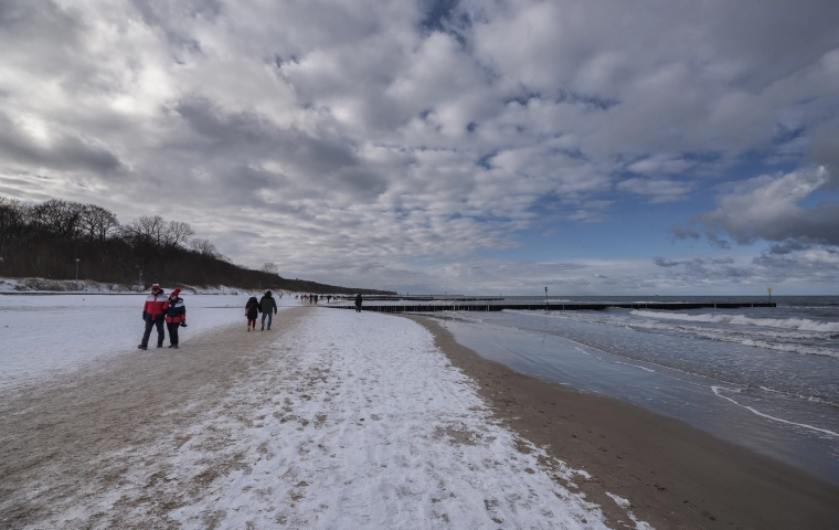 Morze zimą zamiast nart? Ten trend na ferie zaskakuje branżę turystyczną
