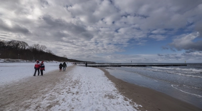 Morze zimą zamiast nart? Ten trend na ferie zaskakuje branżę turystyczną