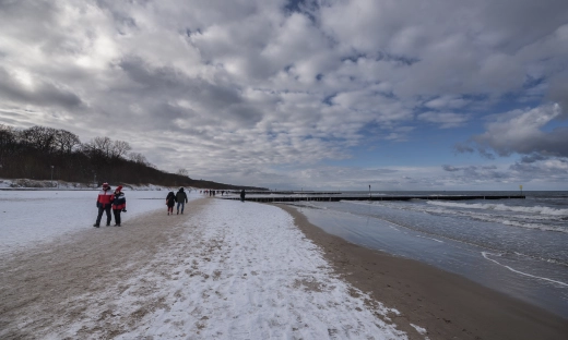 Morze zimą zamiast nart? Ten trend na ferie zaskakuje branżę turystyczną
