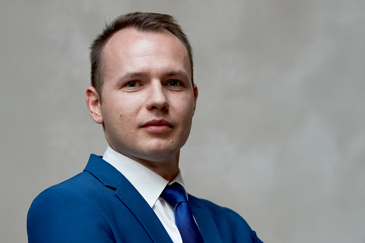 To, co „standardowe” na rynku, nie zawsze jest konieczne. Wywiad z Maciejem Pelcem