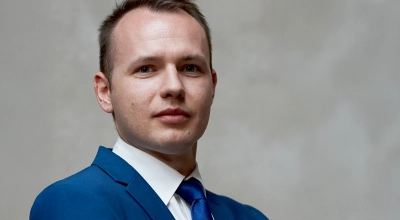 To, co „standardowe” na rynku, nie zawsze jest konieczne. Wywiad z Maciejem Pelcem