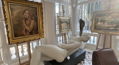 Dom wytapetowany obrazami