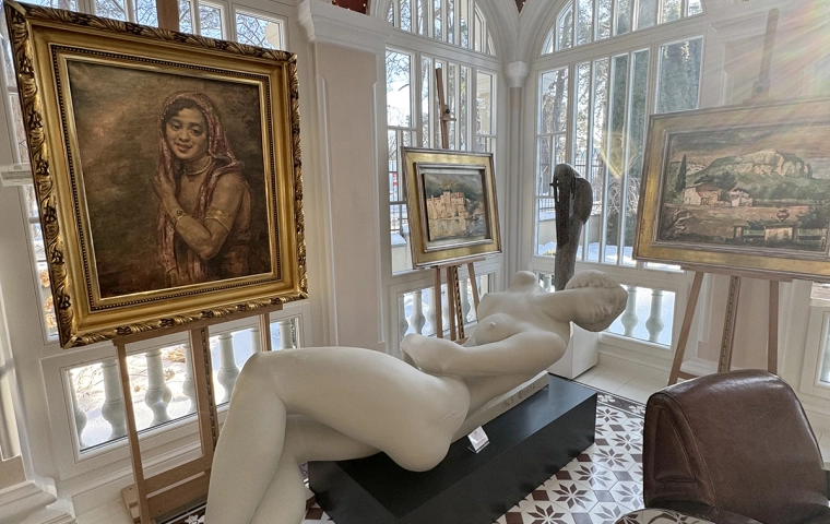 Dom wytapetowany obrazami