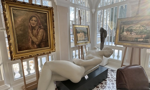 Dom wytapetowany obrazami