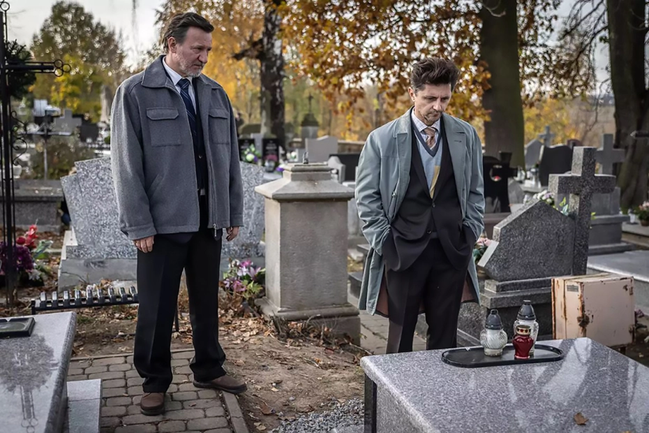 „Minuta ciszy”, pierwszy sezon 2022 r., drugi 2025 r., każdy po sześć odcinków, scenariusz Szymon Augustyniak, reżyseria Jacek Lusiński,                                                    produkcja Canal+, do obejrzenia na platformie Canal+