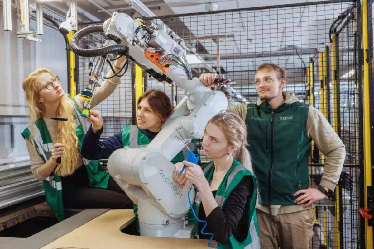 Nomagic pozyskuje 35 mln zł i prezentuje nowość: robota AI, który ujarzmił pudełka na buty