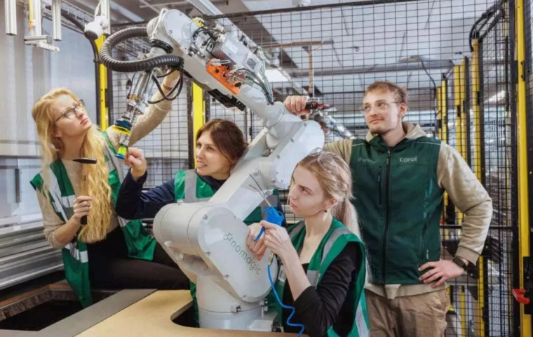 Nomagic pozyskuje 35 mln zł i prezentuje nowość: robota AI, który ujarzmił pudełka na buty