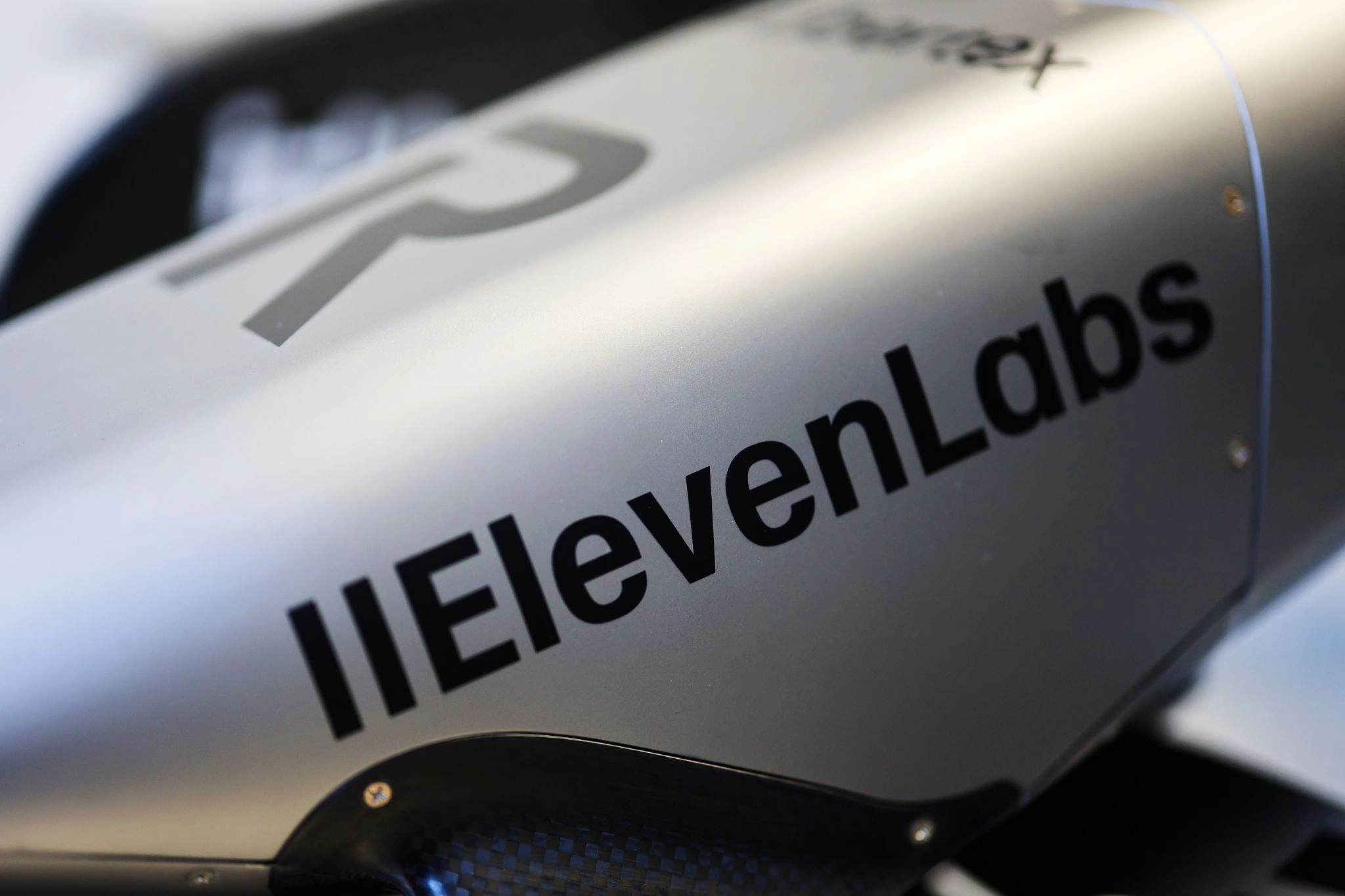 ElevenLabs nawiązuje współpracę z Revolutem. Logo startupu także na bolidzie F1
