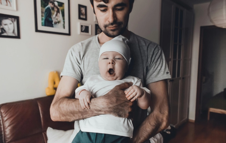 Coraz więcej ojców przechodzi na urlop rodzicielski. ZUS publikuje nowe dane
