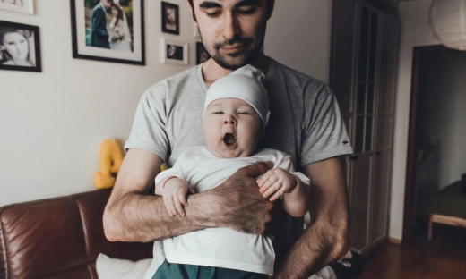 Coraz więcej ojców przechodzi na urlop rodzicielski. ZUS publikuje nowe dane