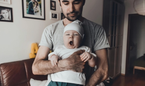 Coraz więcej ojców przechodzi na urlop rodzicielski. ZUS publikuje nowe dane