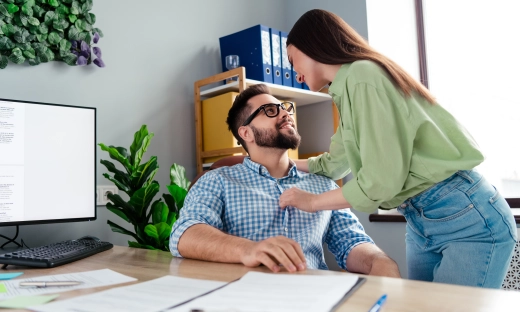 Romans w pracy? Nowe badanie pokazuje, jak często Polacy przekraczają granice zawodowe