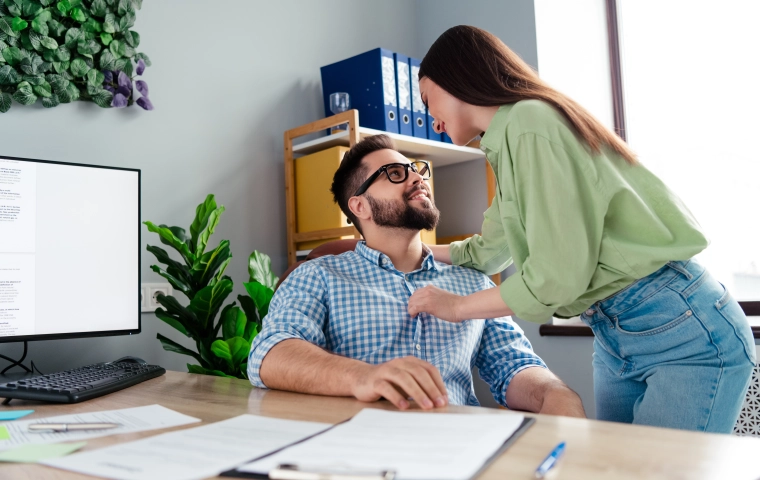 Romans w pracy? Nowe badanie pokazuje, jak często Polacy przekraczają granice zawodowe