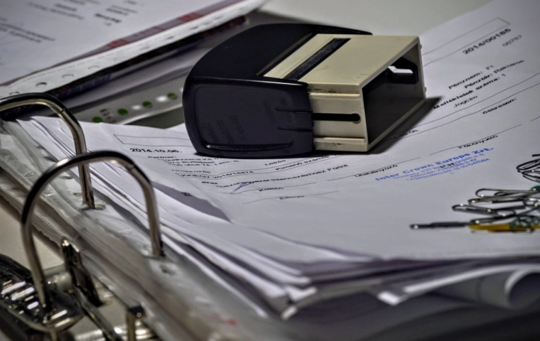 Skarbówka coraz skuteczniejsza. W 2025 roku wykryto ponad 376 tys. fikcyjnych faktur