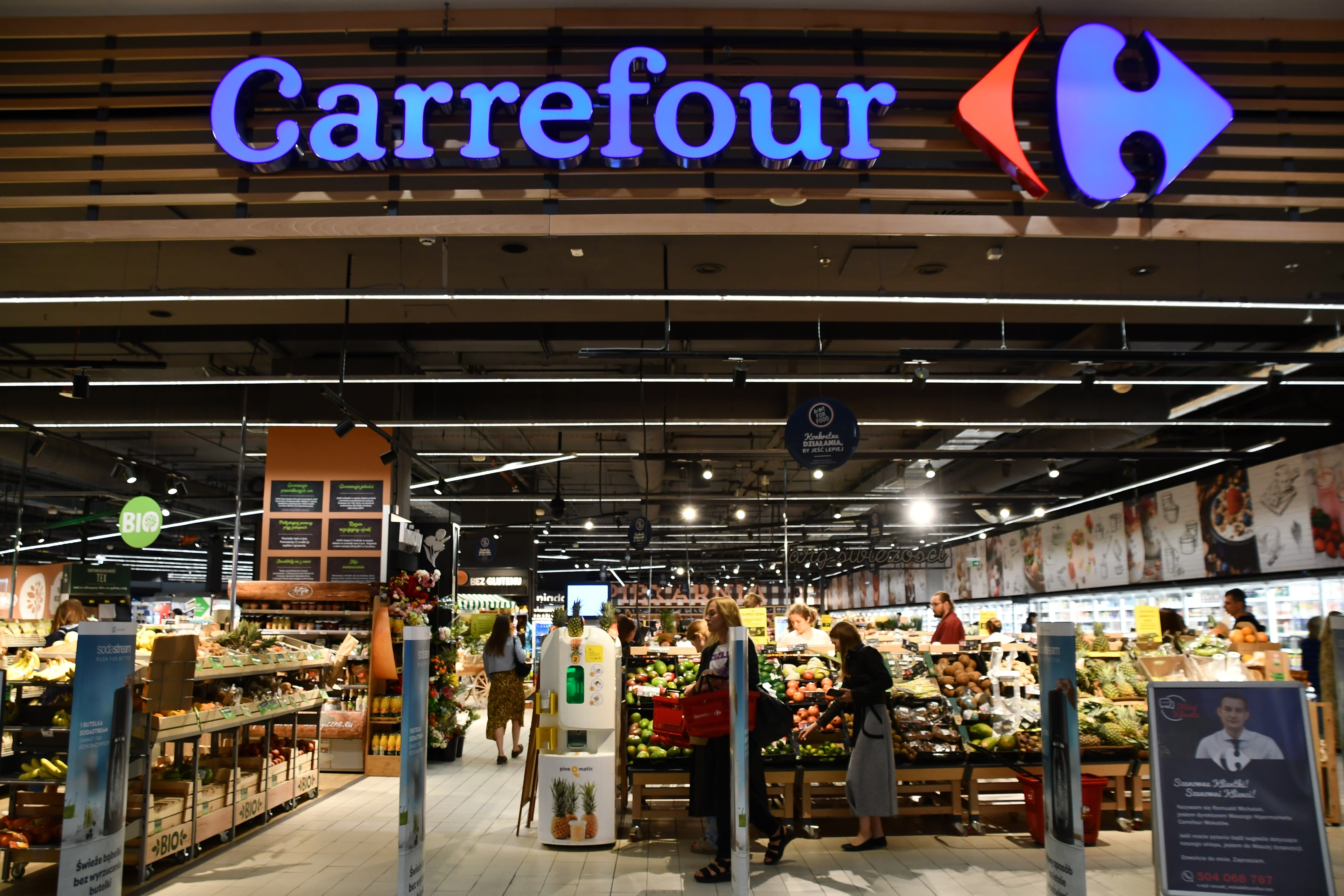 Carrefour Polska zamyka sklepy i ogłasza zwolnienia grupowe. choćby 350 osób straci pracę