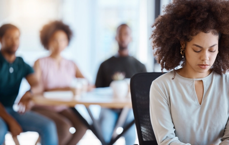 To grupa najbardziej dyskryminowana w pracy. Polskie firmy radzą sobie z tym lepiej niż europejskie