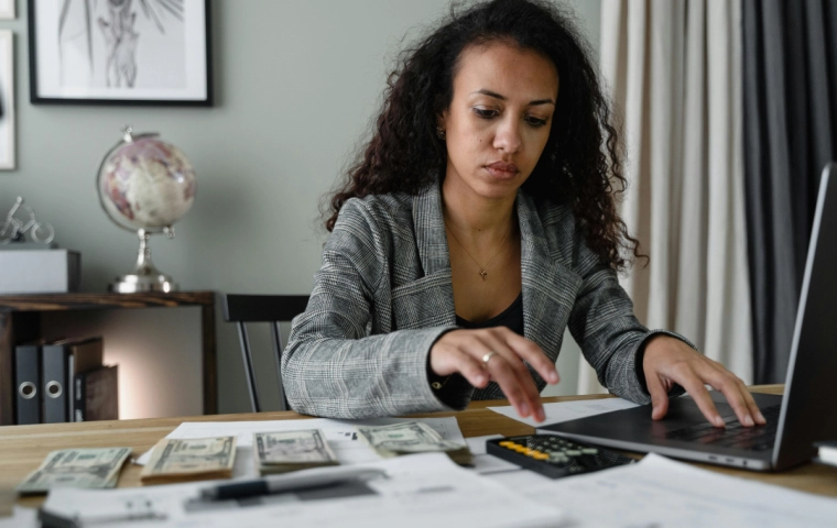 Kobiety oszczędzają więcej, a i tak mają mniej. Nowe badanie pokazuje lukę w finansach Polek i Polaków