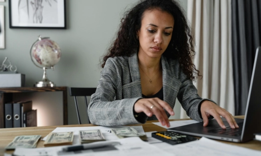 Kobiety oszczędzają więcej, a i tak mają mniej. Nowe badanie pokazuje lukę w finansach Polek i Polaków