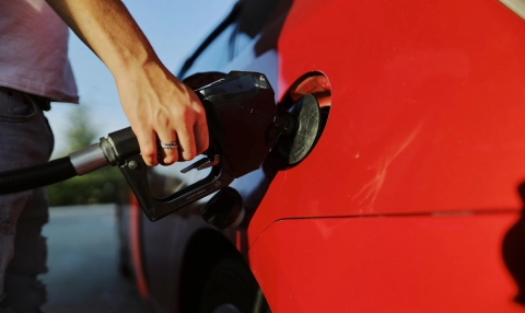 Tankowanie samochodu będzie tańsze? Czarnek zapowiedział projekt ustawy ws. obniżenia VAT-u i akcyzy na paliwo