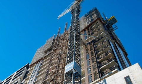 Dopłacasz albo nie dostaniesz kluczy! UOKiK mówi „stop” deweloperskiemu szantażowi.