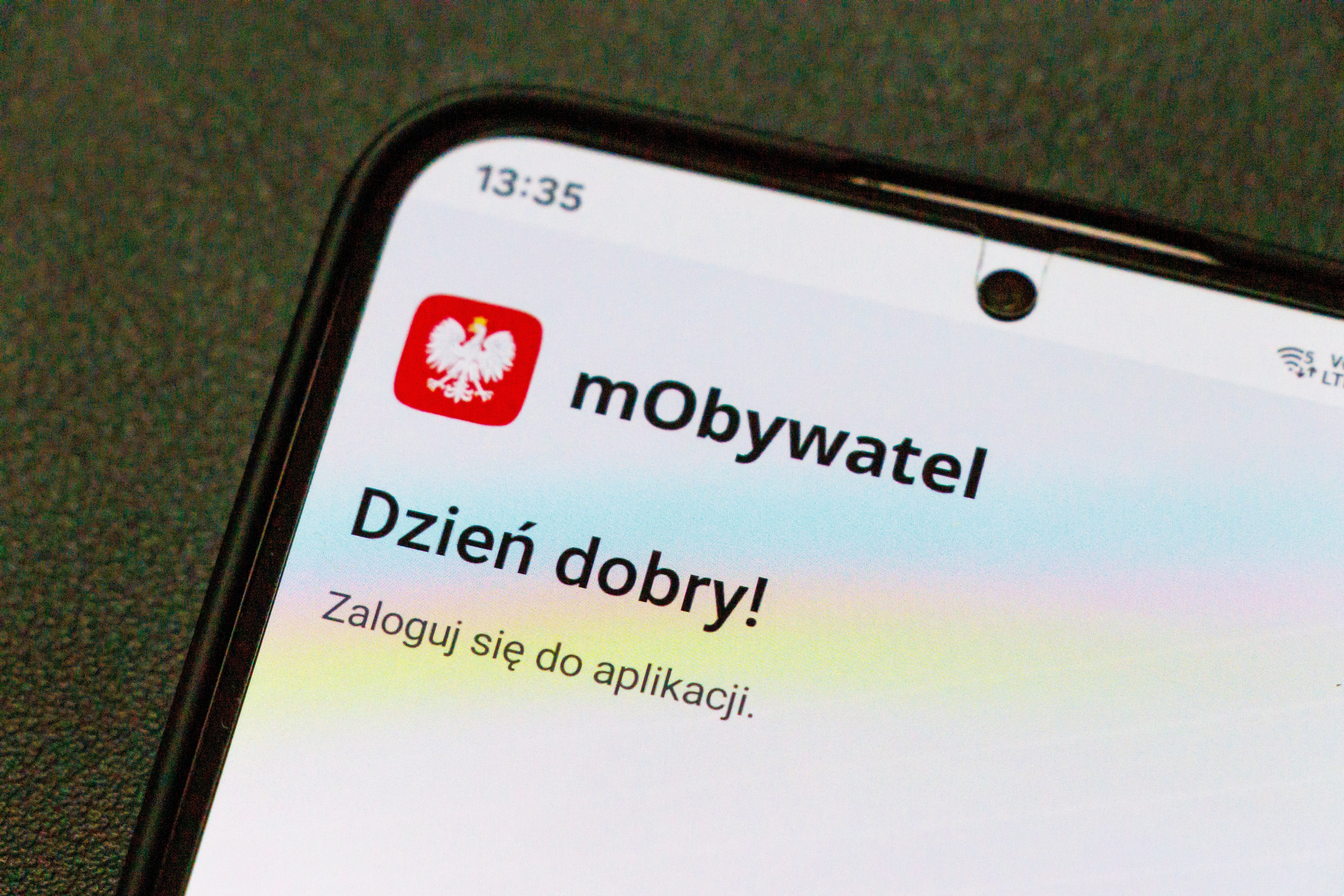 Nowe funkcje w mObywatelu. Jak unieważnić dowód i sprawdzić status paszportu