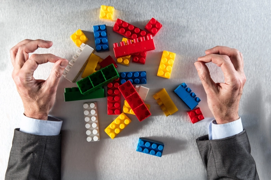 klocki lego i dłonie