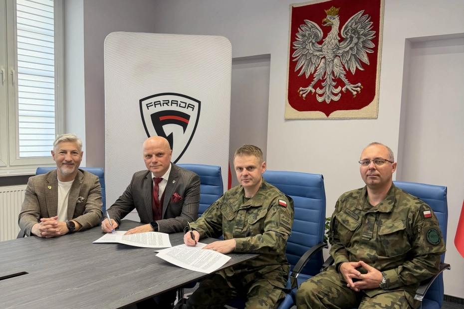 Podpisanie umowy, od prawej: Adam M. Cudny, Przewodniczący RN Farada Group, Szymon Kupaj, Prezes Zarządu Farada Group, płk dr inż. Paweł Sweklej Dyrektor,  Wojskowy Instytut Techniczny Uzbrojenia,  płk mgr inż. Piotr Ruliński, Szef Centrum Balistyki i Systemów Bezzałogowych WITU