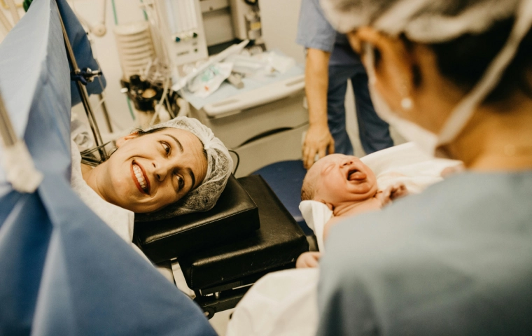 Mniej dzieci, mniej etatów – położne w cieniu demograficznego kryzysu