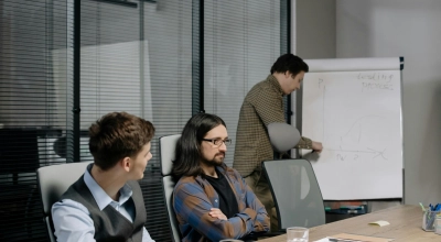 Większość pracowników nie czuje bezpieczeństwa psychologicznego w zespołach. To zagrożenie dla innowacyjności firm