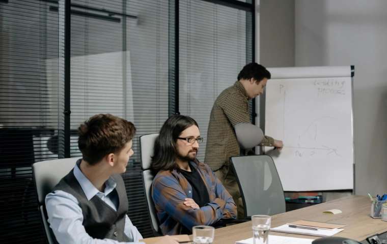 Większość pracowników nie czuje bezpieczeństwa psychologicznego w zespołach. To zagrożenie dla innowacyjności firm