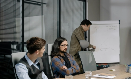 Większość pracowników nie czuje bezpieczeństwa psychologicznego w zespołach. To zagrożenie dla innowacyjności firm