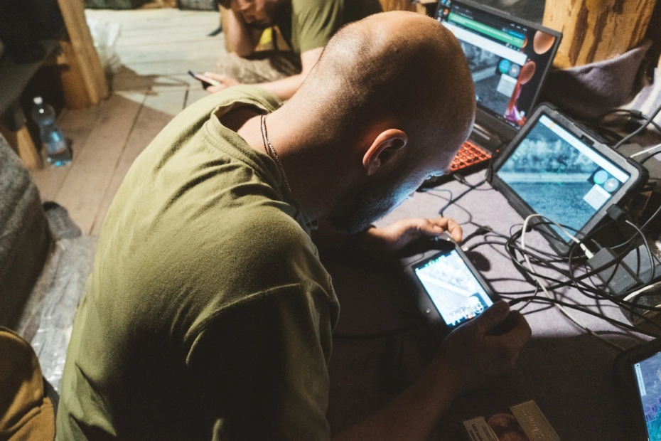 żołnierz z tabletem