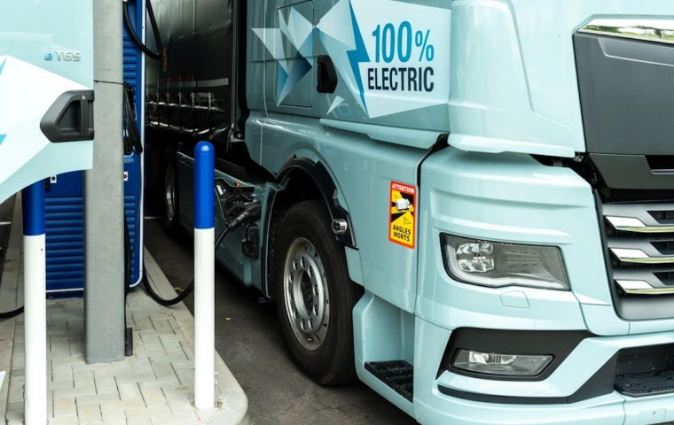 Koniec marzeń o elektrycznych tirach. Unia wywiesza białą flagę, ratując polską potęgę transportową